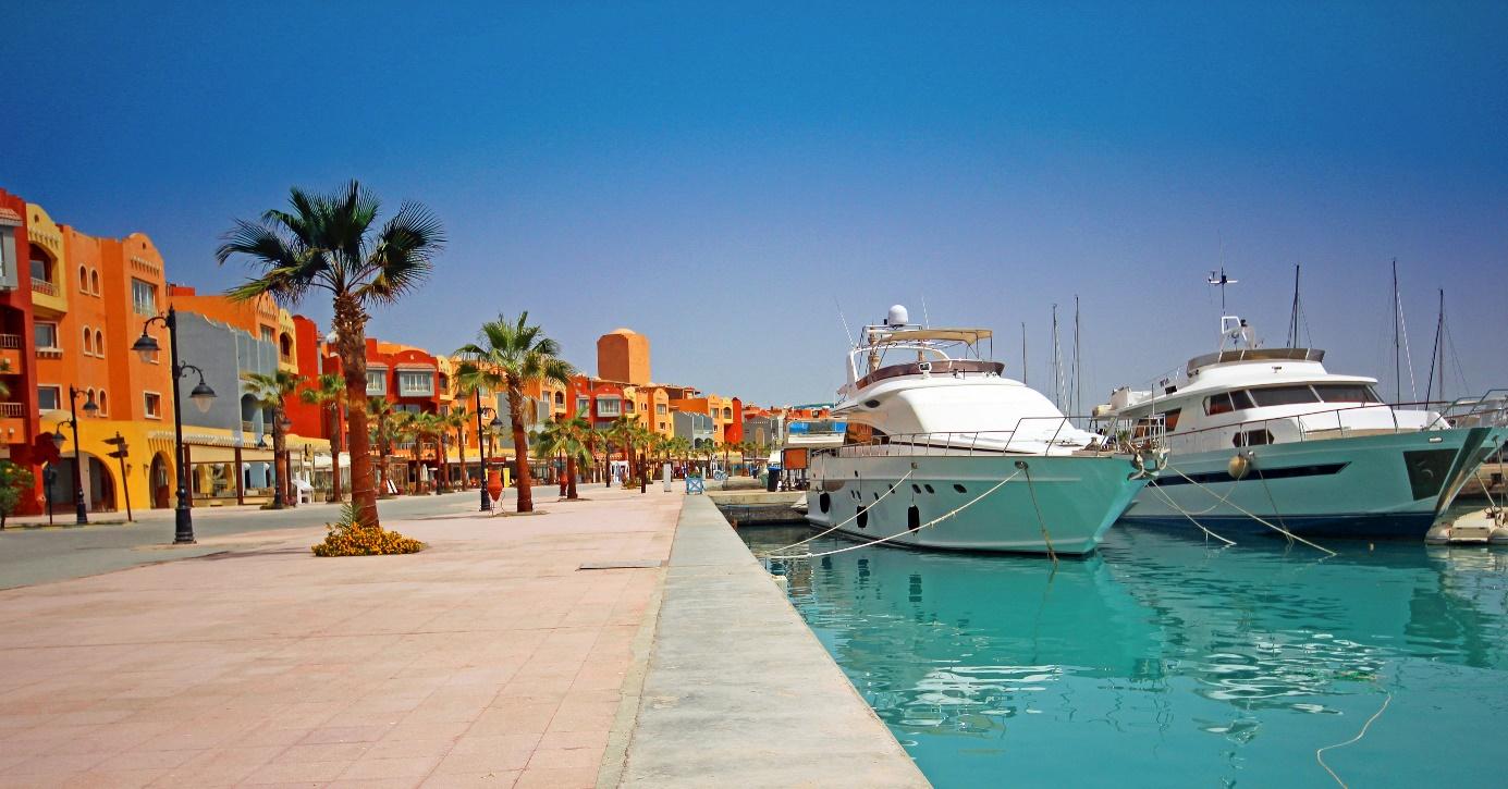 Piękne wybrzeże w Hurghadzie, katamarany i statki na wodzie, piękna pogoda Egipt