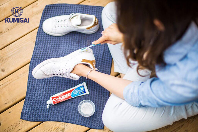 Tẩy trắng giày bằng kem đánh răng được nhiều người áp dụng