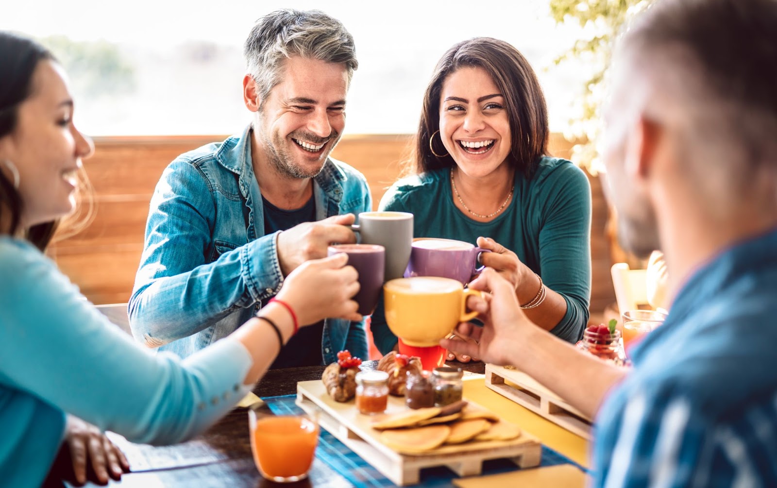  group of friends enjoying brunch