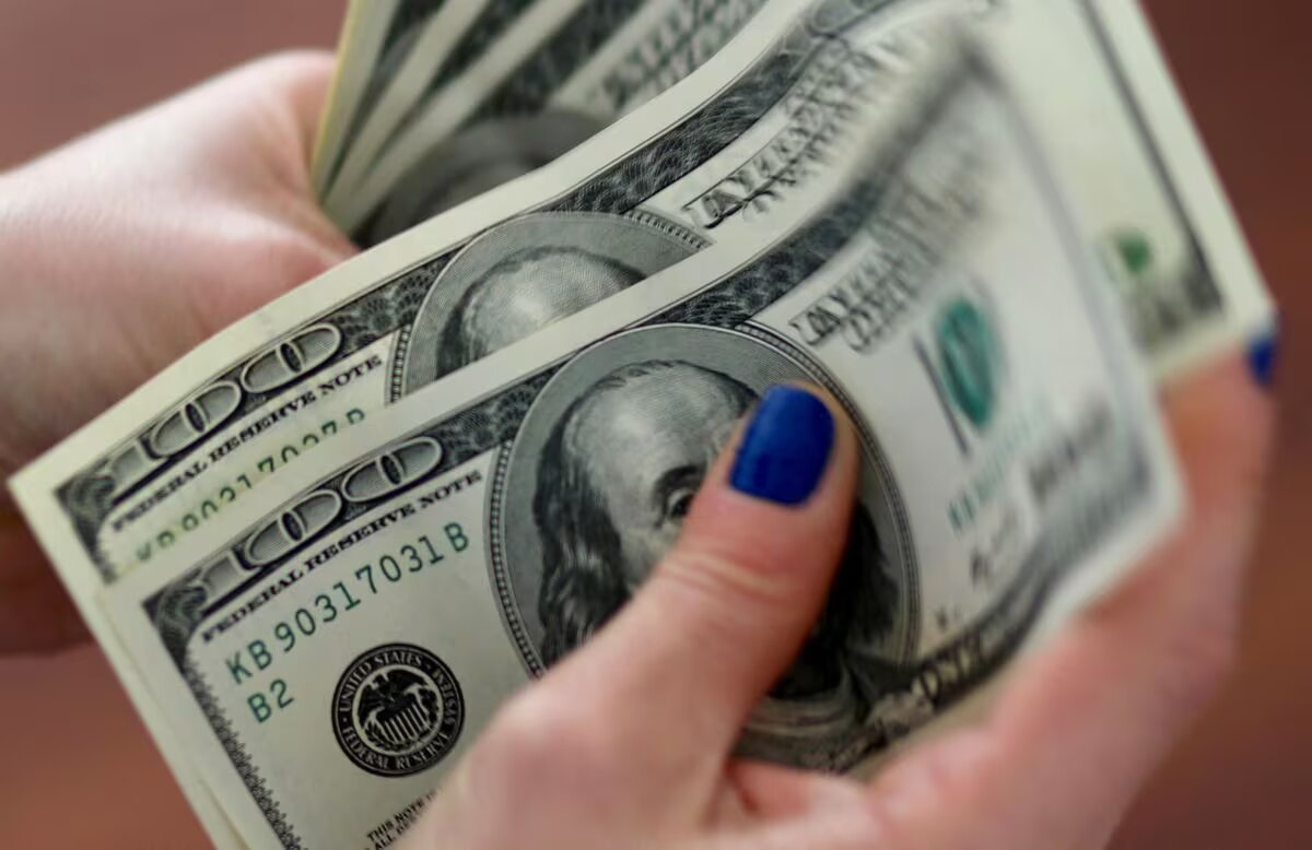 Dolar, Lira Karşısında Rekor Seviyesine Yakın Seyrediyor