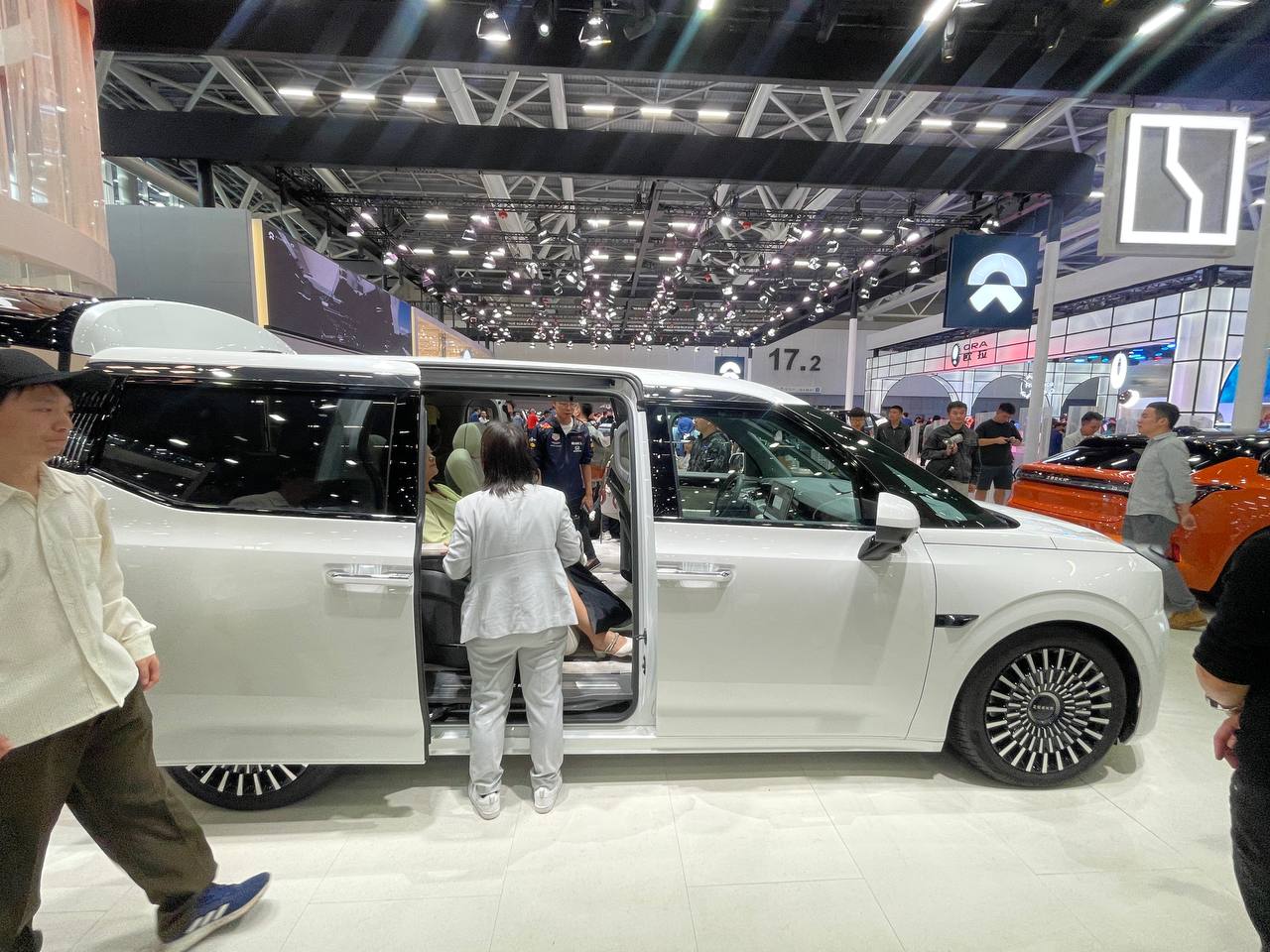 Почему китайские автопроизводители обгоняют западных в разработках электромобилей?