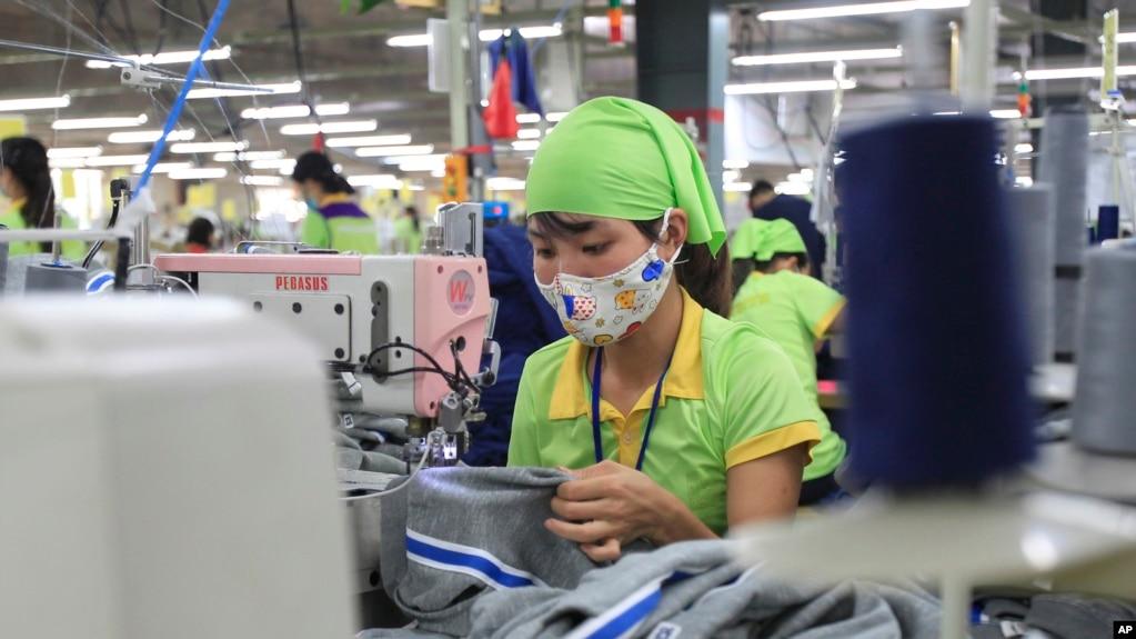 Công nhân đang làm việc ở một xưởng may mặc ở Nam Định.