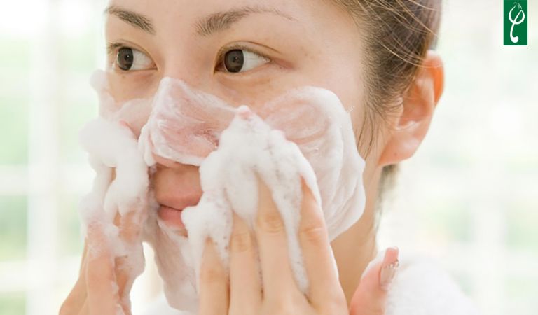 Sữa rửa mặt tạo bọt mịn chứa các thành phần giúp làm sạch da hiệu quả