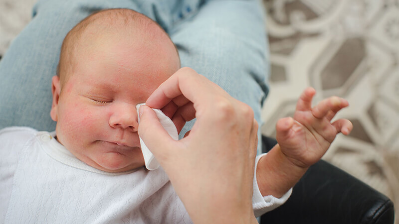 Cha mẹ có thể sử dụng Efticol để rửa mắt cho trẻ theo hướng dẫn từ bác sĩ chuyên khoa