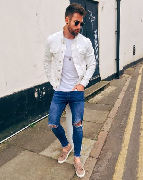 T-shirt and ripped jeans are street style 