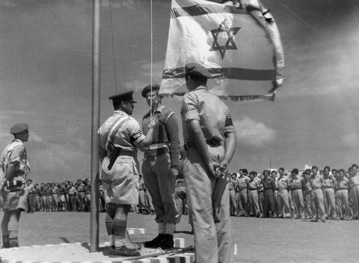 Ізраїльський офіцер уперше піднімає державний прапор, 8 червня 1948 року