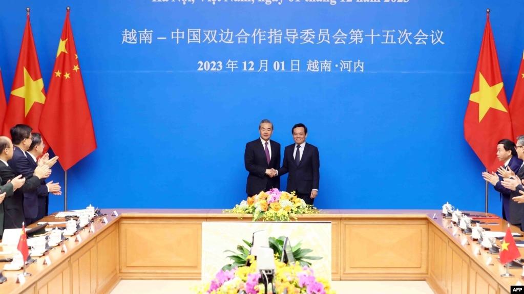 Ngoại trưởng Trung Quốc Vương Nghị bắt tay Phó Thủ tướng Việt Nam Trần Lưu Quang tại hội nghị của Ủy ban Chỉ đạo Hợp tác Song phương Việt Nam-Trung Quốc ở Hà Nội hôm 1/12.