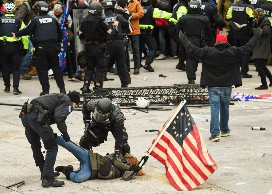 Các cảnh sát bắt giữ một người ủng hộ của cựu Tổng thống Donald Trump biểu tình bên ngoài Tòa nhà Capitol Hoa Kỳ ở Hoa Thịnh Đốn vào ngày 06/01/2021. (Ảnh: Roberto Schmidt/AFP qua Getty Images)