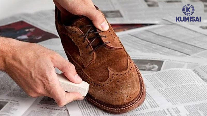 Dùng gôm, tẩy xử lý vết mốc trên giày da sáp