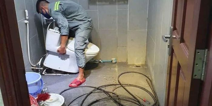 Thông nghẹt bồn cầu toilet giá rẻ ở quận 9 TPHCM