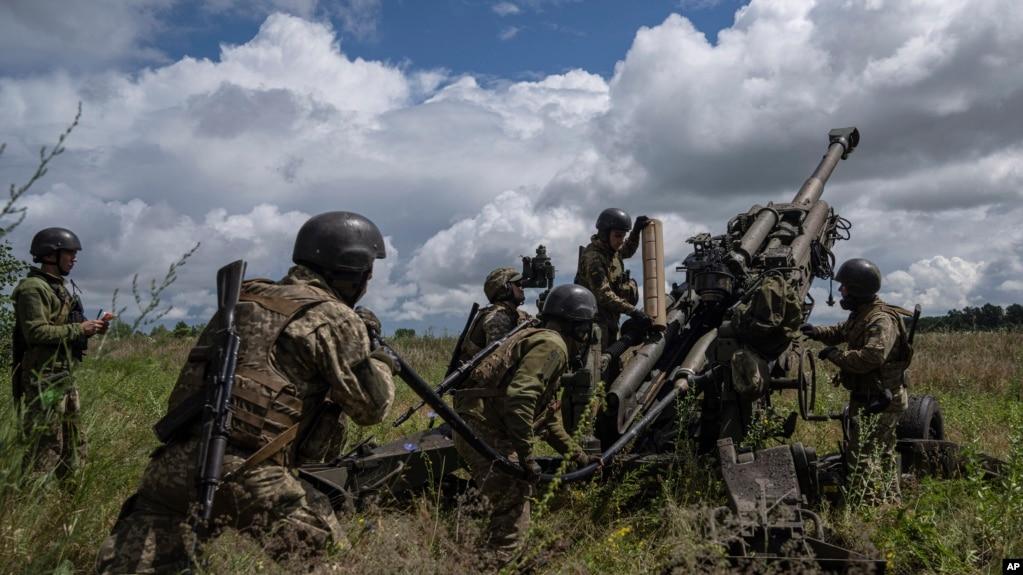 Tư liệu - Quân nhân Ukraine chuẩn bị khai hỏa vào các vị trí của Nga từ một khẩu pháo M777 do Mỹ cung cấp ở Kharkiv, Ukraine, vào ngày 14 tháng 7 năm 2022.