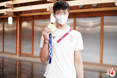O campeão olímpico de esgrima masculino de Tóquio, Edgar Cheung Ka-long, mostra sua medalha (Foto: Reprodução / DotDotNews)