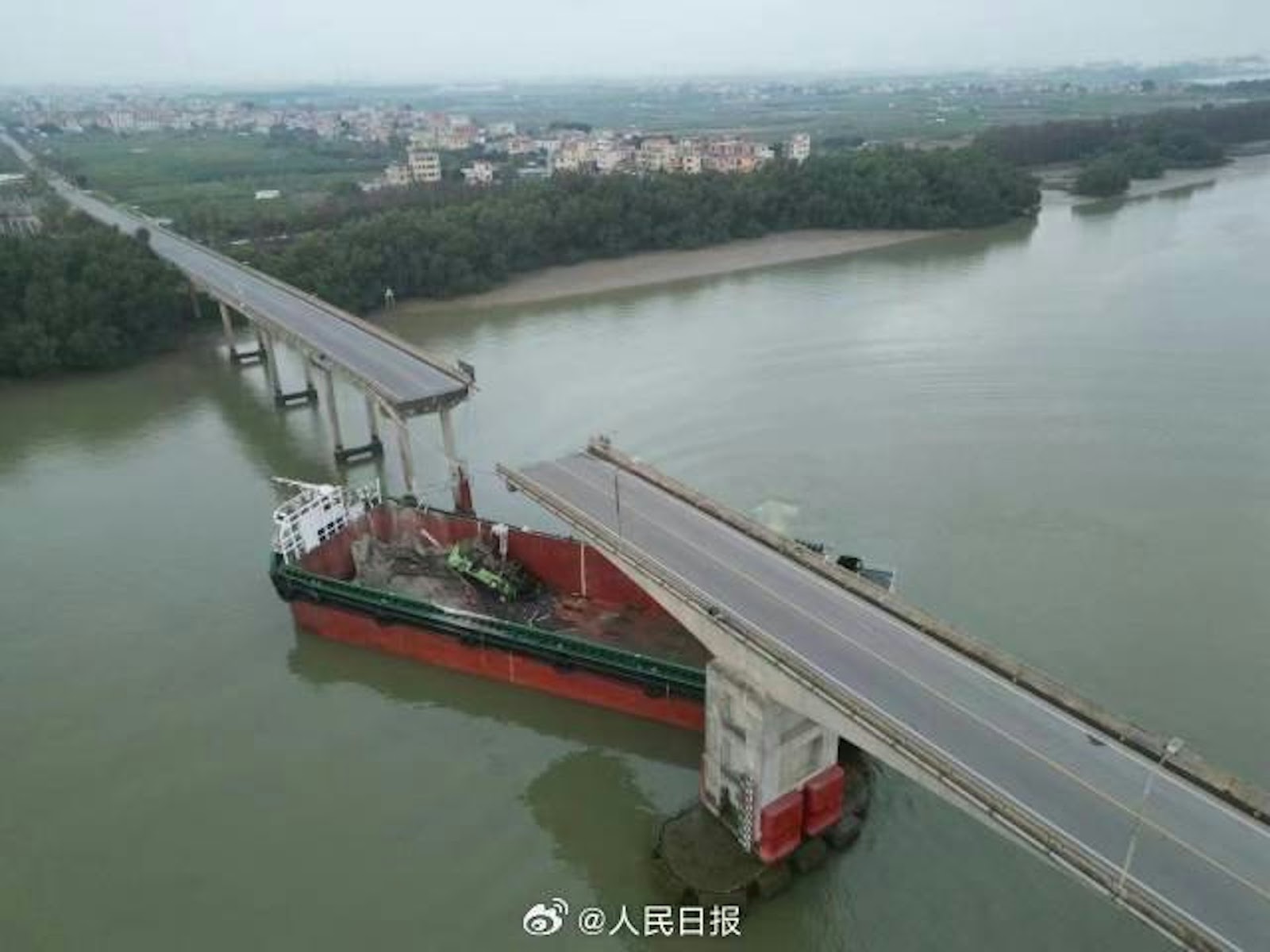 廣州市南沙區萬頃沙鎮瀝心沙大橋，遭船隻撞斷。（人民日報）