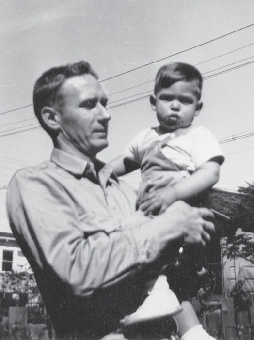 Paul Jobs và đứa con Steve (2 tuổi), năm 1957.