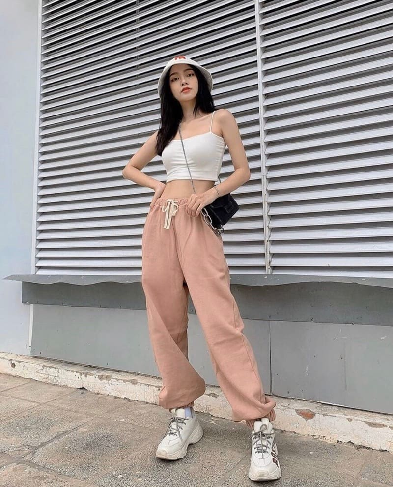 Năng động cùng với áo croptop 2 dây phối cùng quần jogger nữ