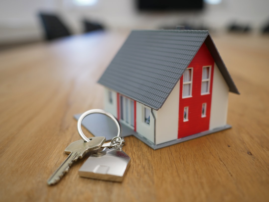 Een klein huisje met een sleutelhanger van een huis en een sleutel. 