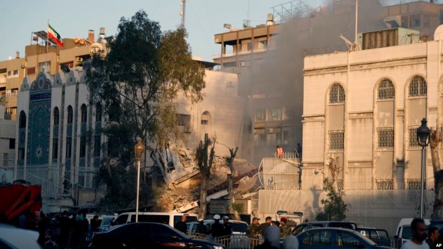 Một tòa nhà đổ sập bên trong khu phức hợp Đại sứ quán Iran ở thủ đô Damascus của Syria, 1/4/2024.