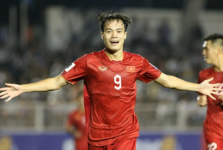 Cầu thủ Văn Toàn của đội tuyển Việt Nam ăn mừng bàn thắng