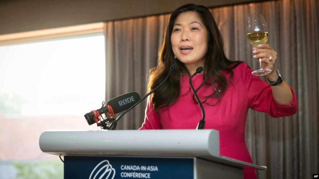 Bộ trưởng thương mại-kinh tế của Canada, bà Mary Ng, trong một chuyến thăm Singapore (ảnh tư liệu, 2023; Pandora Wong/AP Images for Asia Pacific Foundation of Canada).