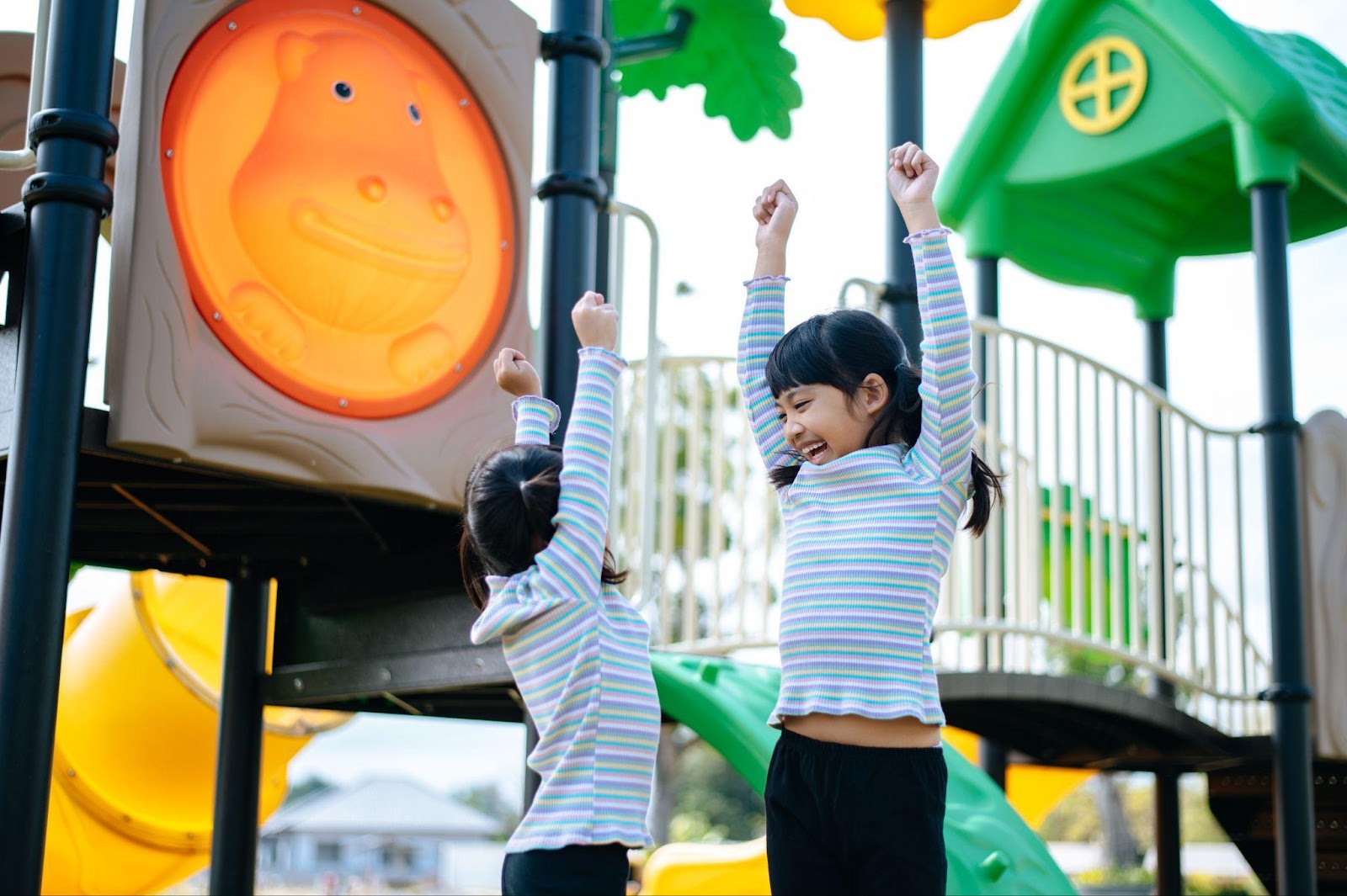 Crianças brincando em um playground