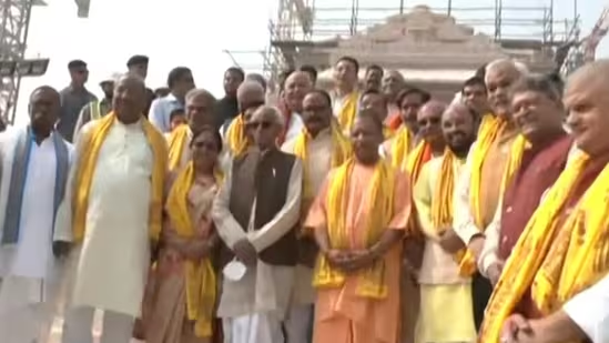 CM Yogi offered prayers with cabinet ministers.