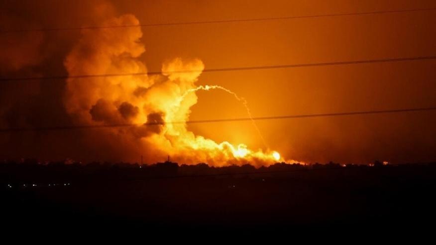Khói và lửa bốc lên sau các cuộc tấn công của Israel vào Dải Gaza ngày 05/11/2023.
