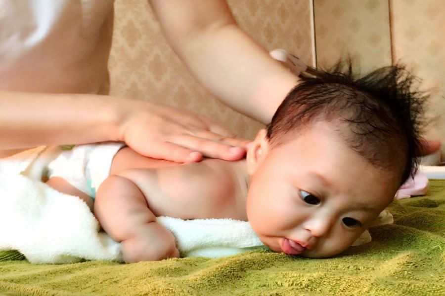 Nghề massage cho trẻ sơ sinh