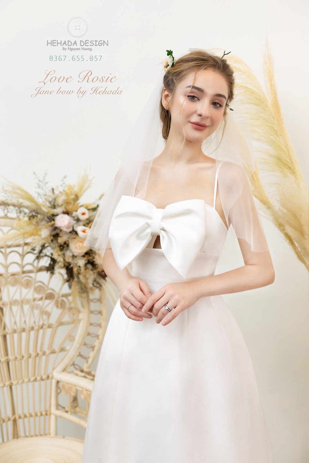 Nơ điểm nhấn ở váy Jane Bow