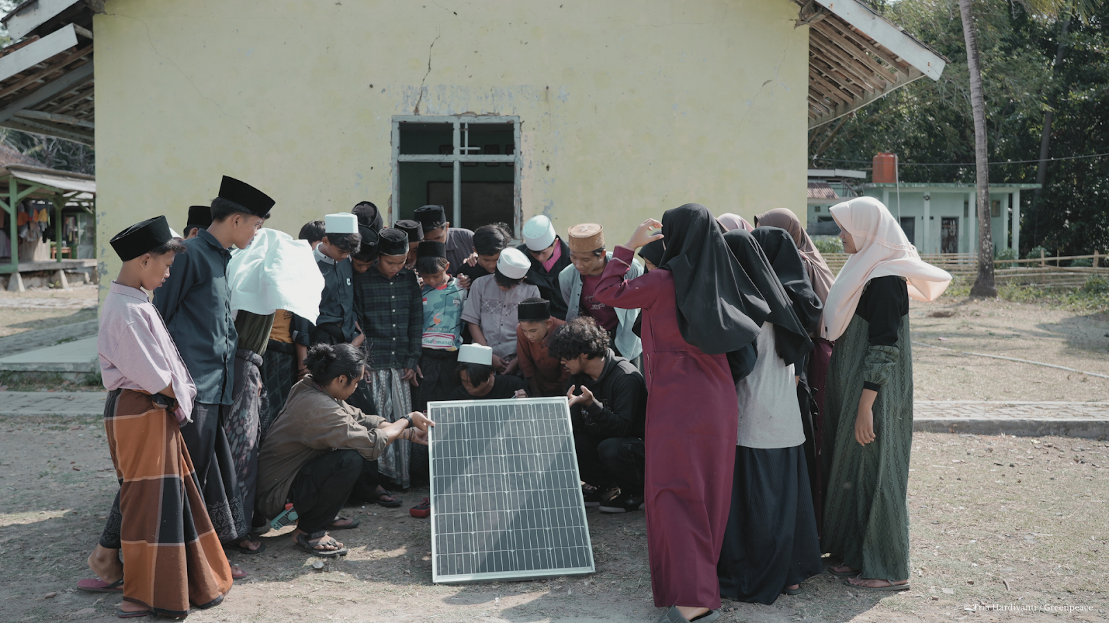 في ٢٠٢٣، تمّ تركيب 10 ألواح للطاقة الشمسية في مدرسة "دارول أفكار" الداخلية في إندونيسيا كخطوة نحو الإستدامة. نُفّذ هذا المشروع بالتعاون مع غرينبيس وأمة لأجل الأرض.