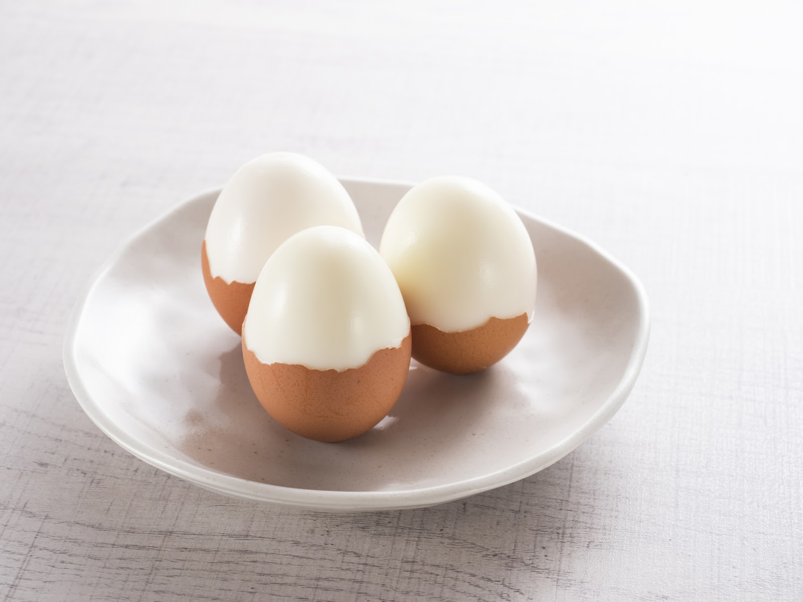 ゆで卵がむきにくい原因とすぐに実践できる綺麗にむくコツをご紹介！-卵の豆知識|大熊養鶏場