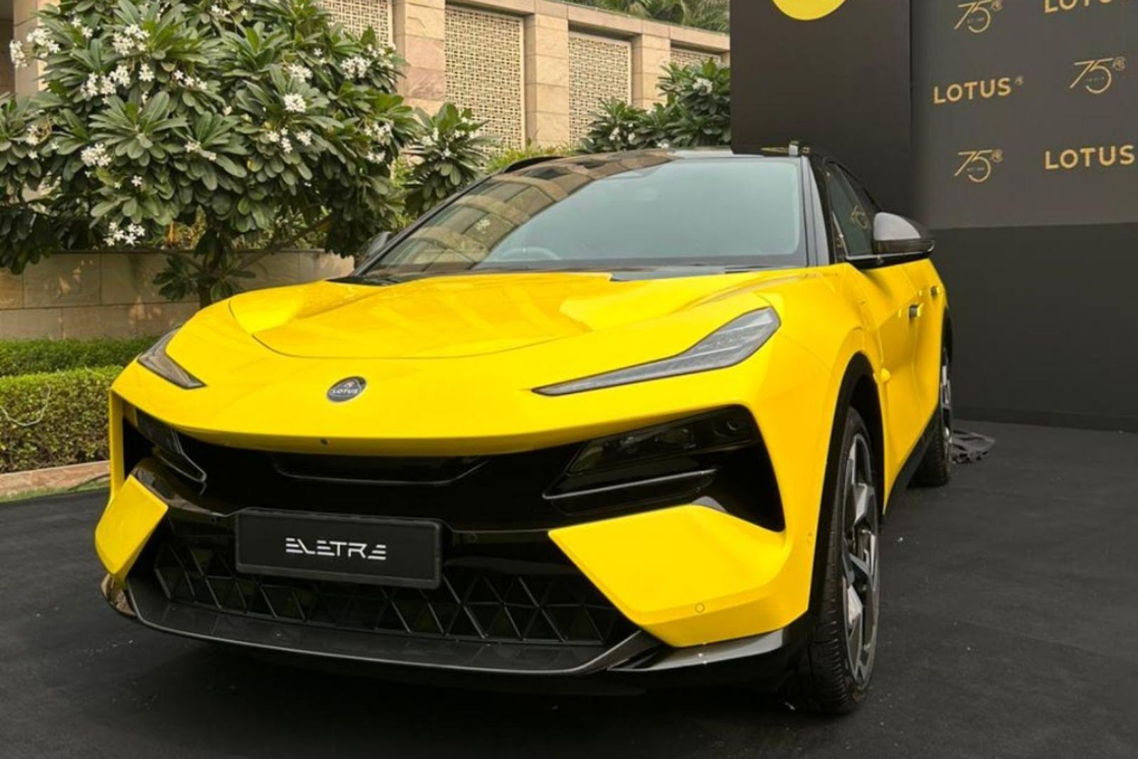 Lotus Eletre SUV 