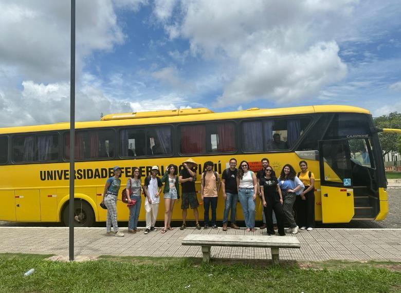 Ônibus em ponto com pessoas  Descrição gerada automaticamente