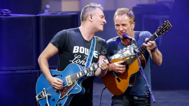 Sting e o filho Joe Sumner se apresentam no palco durante o Thurn & Taxis Castle Festival 2017 em Regensburg, Alemanha