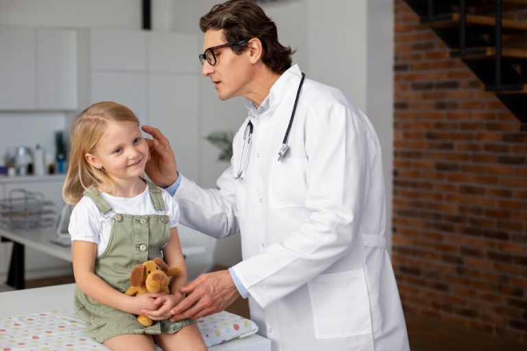 Trẻ được chẩn đoán thông qua thăm khám tại các cơ sở y tế