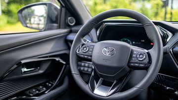 Vô lăng Toyota Yaris Cross 2024 được bọc da cho cảm giác cầm nắm khá tốt và êm tay