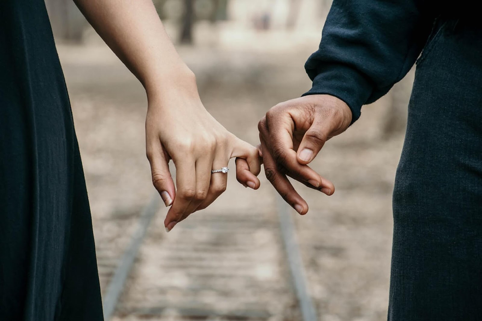 hands of a break-up couple