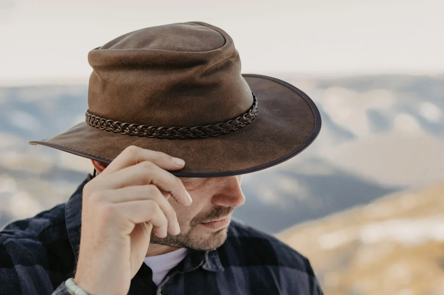 Australian guy shows off how he looks good with his outback hat