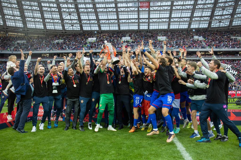 Футболисты ЦСКА празднуют победу в Кубке России 2023