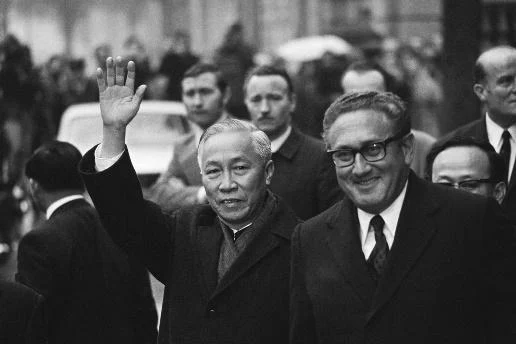 Kuzey Vietnam lideri Le Duc Tho (solda) ve ABD Dışişleri Bakanı Henry Kissinger, Ocak 1973'te Paris, Fransa'daki görüşmelerin ardından