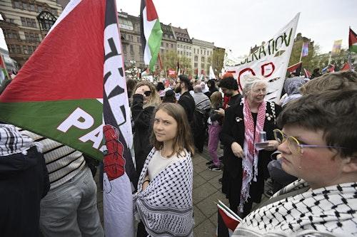 گرتا تونبرگ به تجمع معترضان سوئدی علیه حضور اسرائیل در مسابقه آوار یوروویژن پیوست