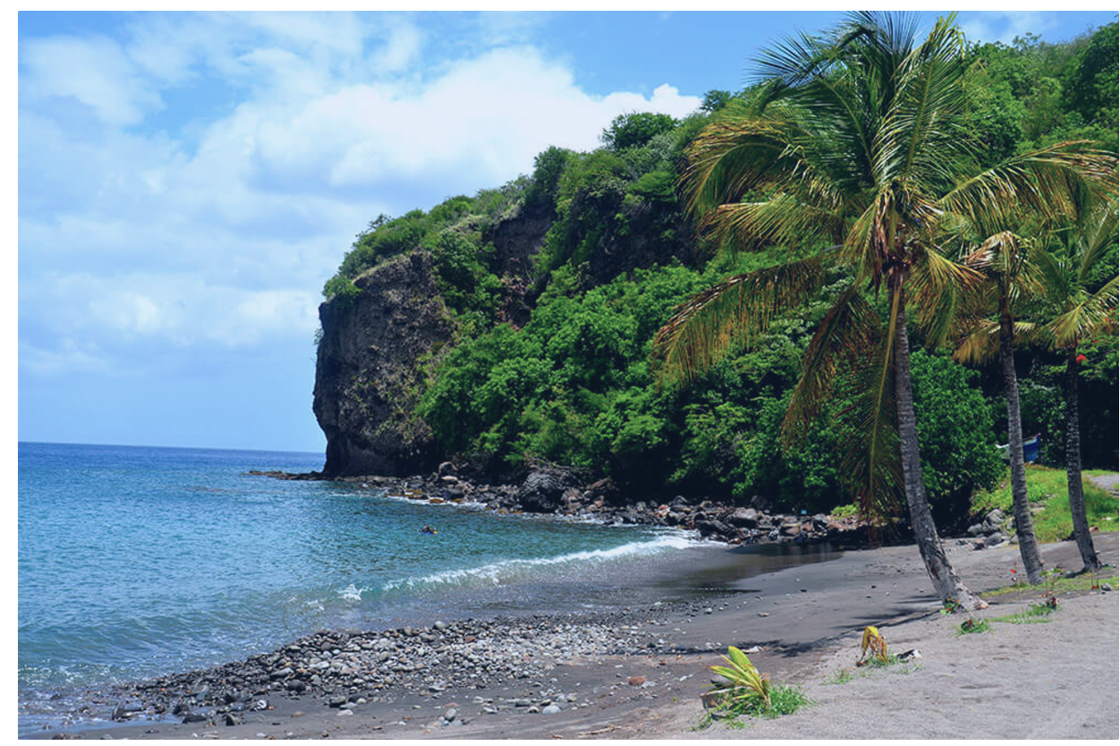 plage sable noir en Martinique 