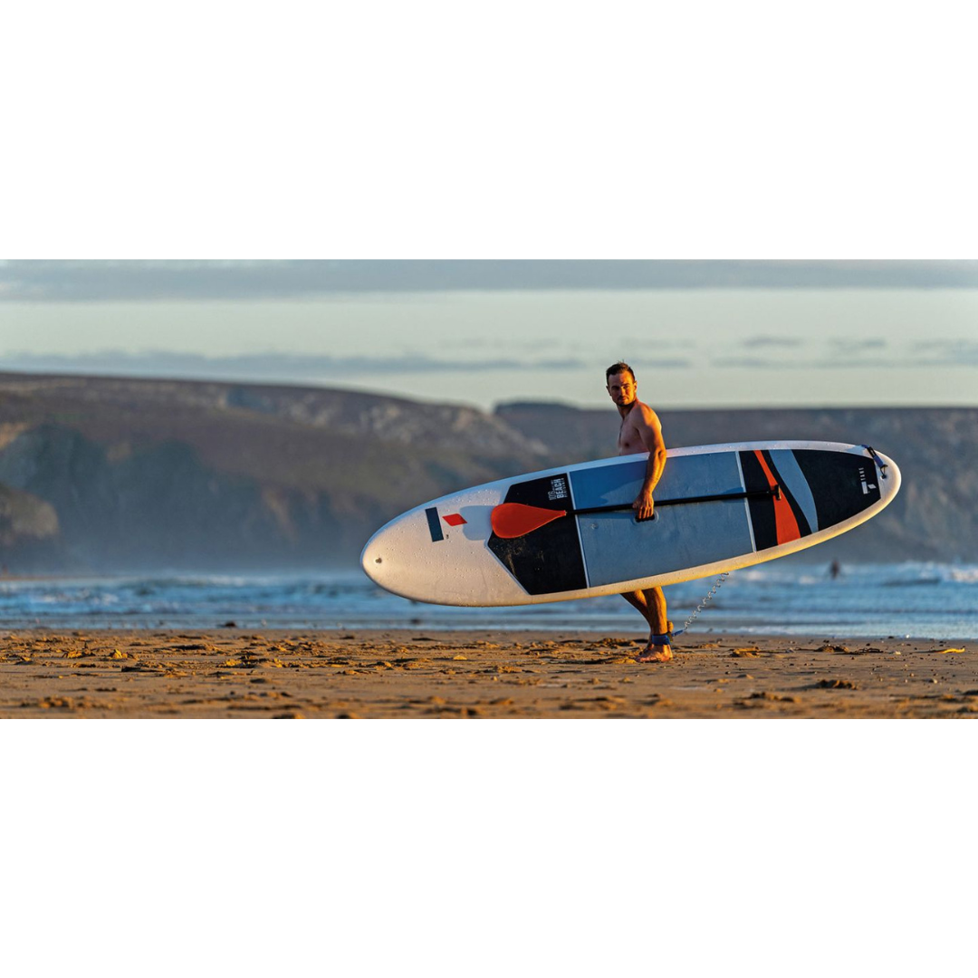 Planche de stand up paddle rigide Tahe à la plage