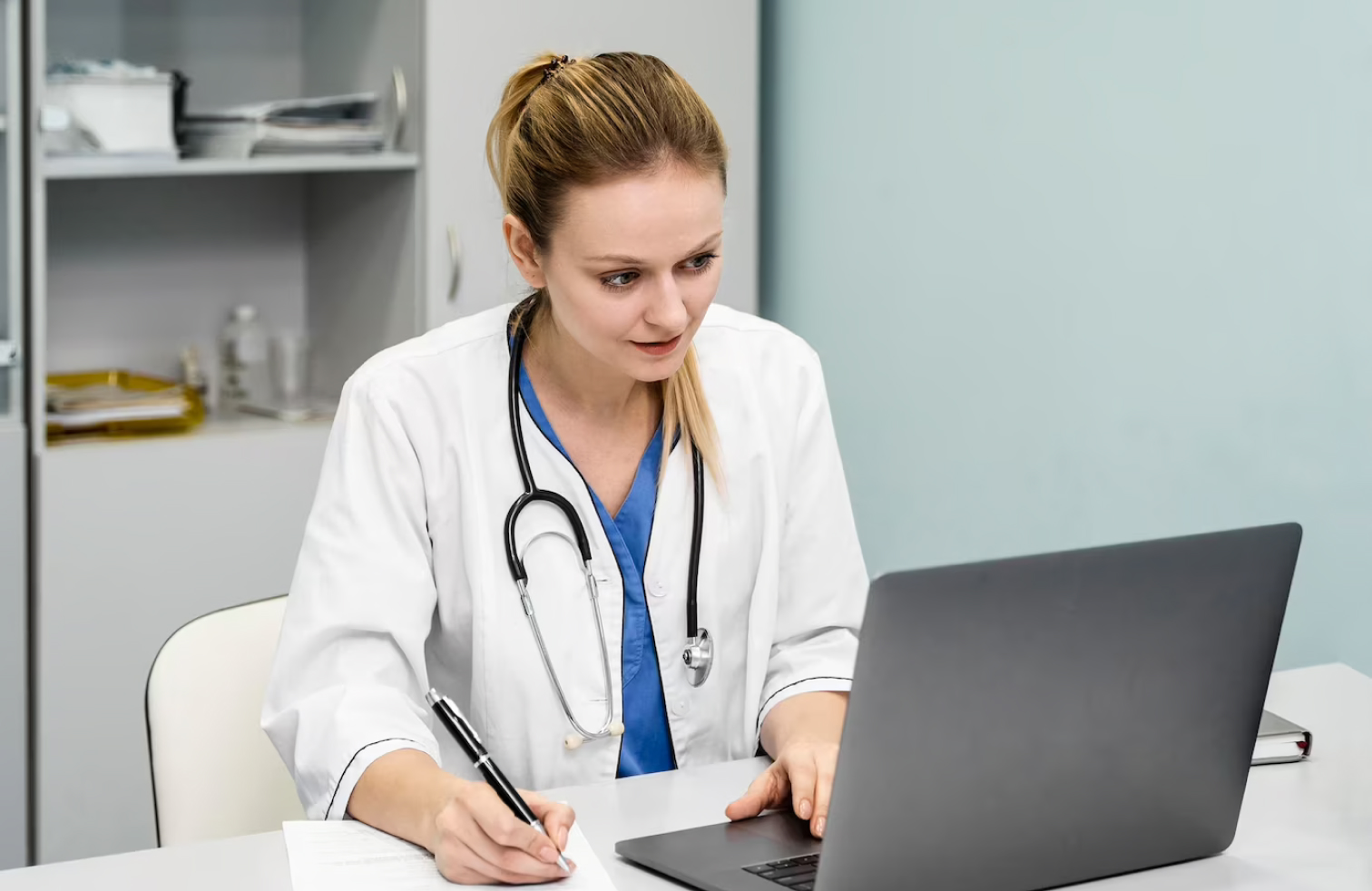 médica consultando informações de paciente no notebook através da interoperabilidade na saúde 