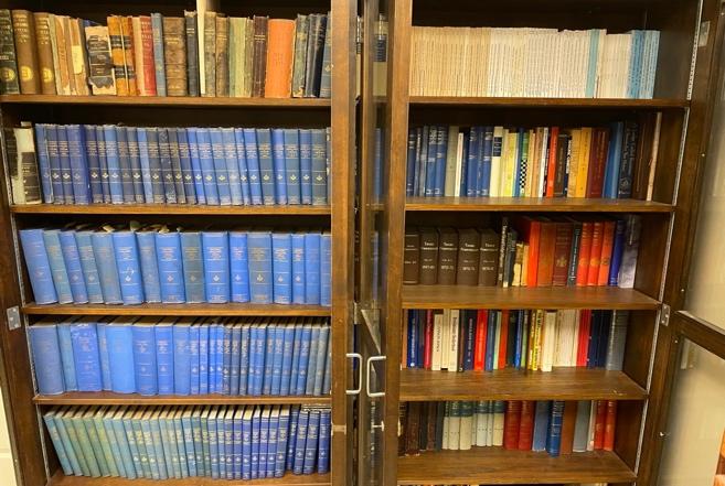 A bookcase full of books

Description automatically generated