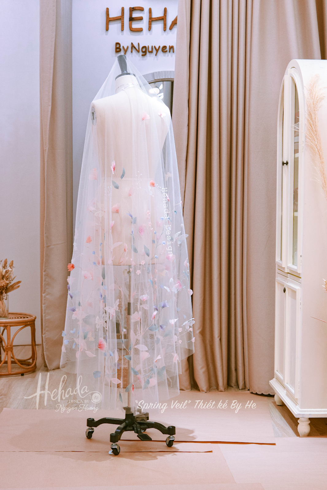 Chi tiết lúp cưới cô dâu họa tiết lá hoa