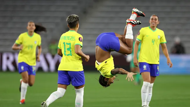 Geyse comemora o primeiro gol do Brasil contra o Panamá com estilo (Foto: SEAN M. HAFFEY / AFP)