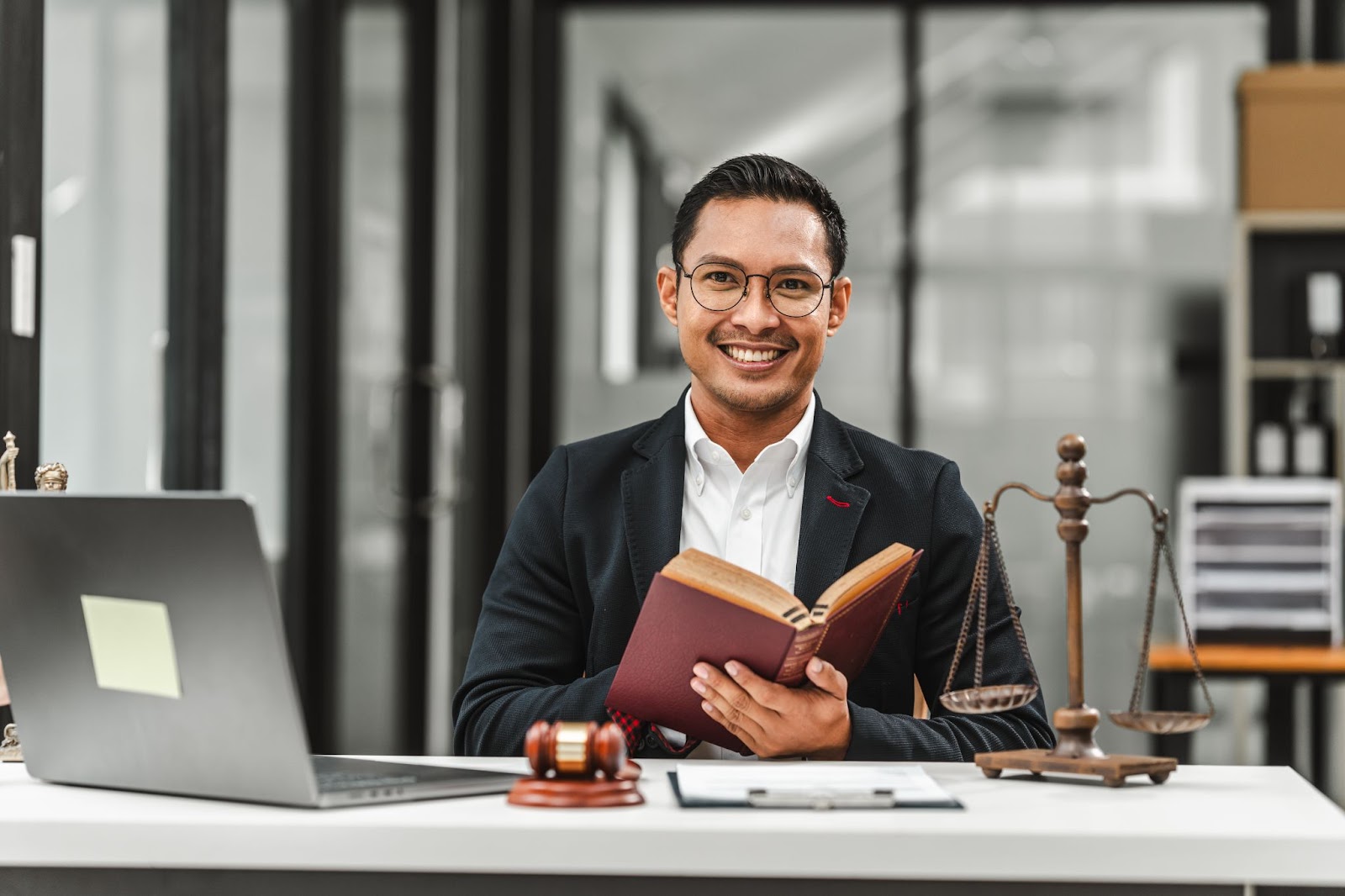 Beyond the Bar: Alternative Law Careers for Non-Practising Lawyers