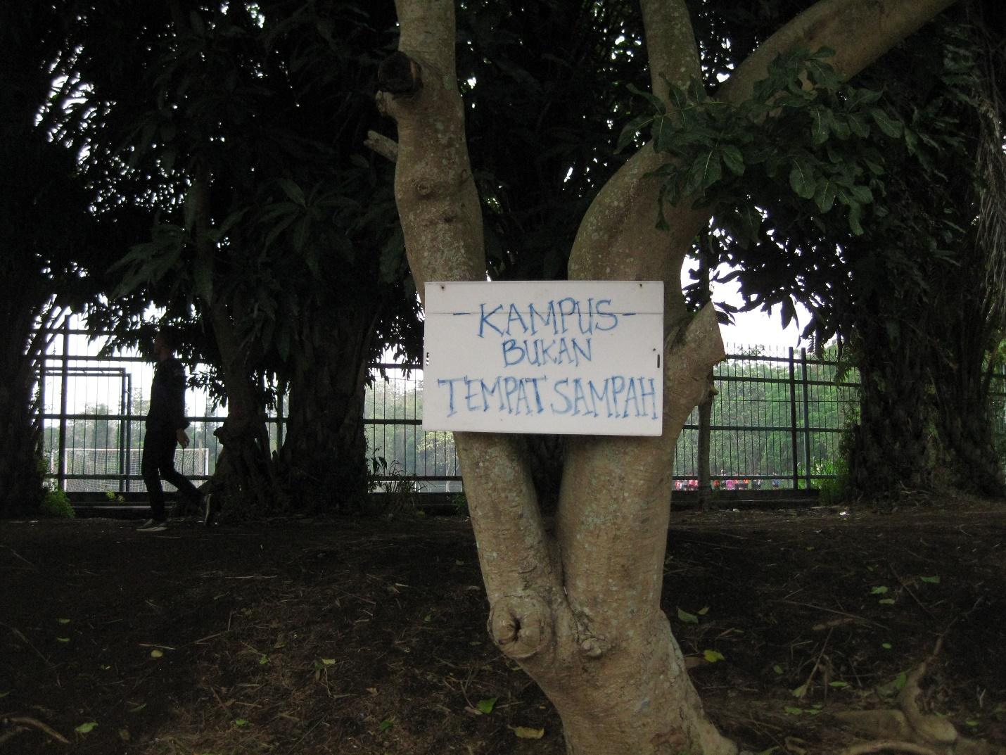 Papan larangan untuk tidak membuang sampah sembarangan pada Senin (23/10) di UPI, Bandung.             (Foto: Literat/Labibah)