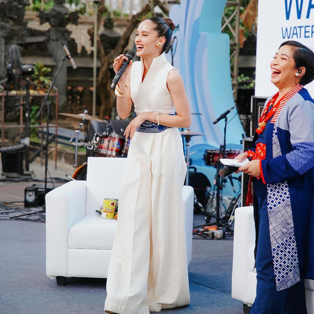 cinta laura jumpsuit batik wwf 2024