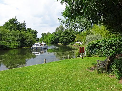 Belaugh Staith is a small staithe on the broads and is often used by experienced canoe, paddleboarding and kayaking hobbies. It's peaceful and easy to launch